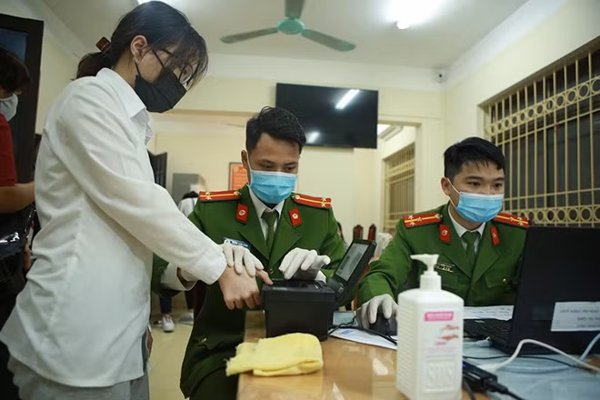 Ngoài huyện Thanh Trì và Đông Anh, những quận, huyện khác trên địa bàn thành phố Hà Nội vẫn thực hiện cấp căn cước cho người dân.