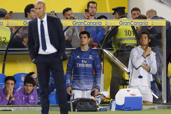 Ronaldo (bìa phải) không hài lòng khi bị thay ra sân.