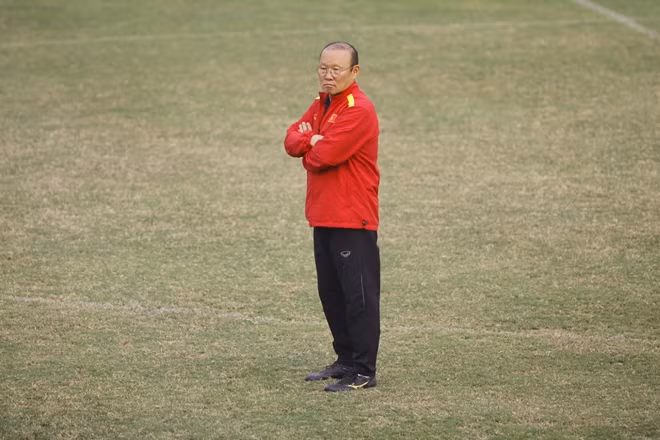 Ngài "ngủ gật" sau đó lặng lẽ quan sát các học trò luyện tập.