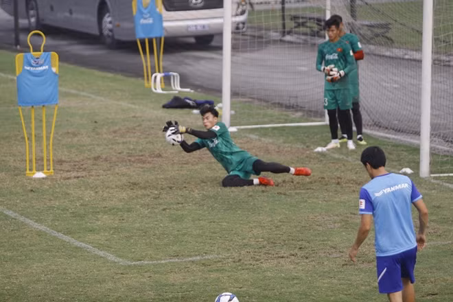Tuy nhiên người gác đền xứ Thanh đã để mất vị trí trong đội tuyển quốc gia vào tay Văn Lâm. Được gọi tập trung lần này là một cơ hội lớn với thủ thành sinh năm 1997 này.