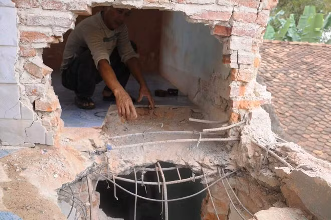 Vụ nổ làm tầng 2 nhà ông Nguyễn Huy Liên bị hư hỏng nặng.