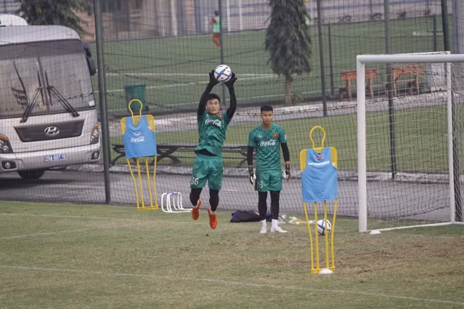Thủ môn của CLB Hà Nội FC thể hiện khả năng bảo vệ khung thành trong buổi tập chiều 13-3 của đội tuyển U22 Việt Nam.