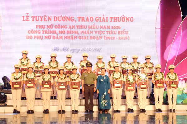 Thứ trưởng Bộ Công an Nguyễn Văn Thành và Phó Chủ tịch Thường trực Trung ương Hội LHPN Việt Nam Hoàng Thị Ái Nhiên trao biểu trưng cùng chứng nhận tặng 20 gương mặt phụ nữ Công an tiêu biểu năm 2016.