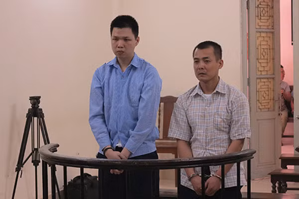 Bị cáo Nam (trái) và bị cáo Nhật tại phiên xử.