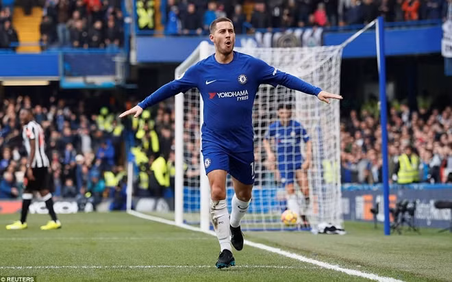 Hazard lập cú đúp giúp Chelsea có 3 điểm trên sân nhà. Ảnh: Reuters.