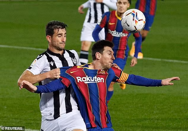 Trước đó ngôi sao mang áo số 10 của Barca bị hậu vệ Levante "chăm sóc" vô cùng kỹ càng.