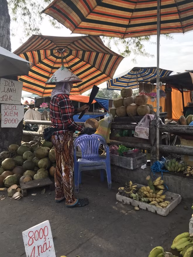 Gian hàng chỉ có chuối và dừa.