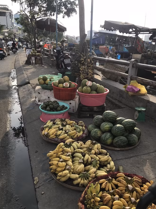 Tháng cuối năm, họ tranh thủ bán hết hàng cũ để về vườn nhập hàng mới.