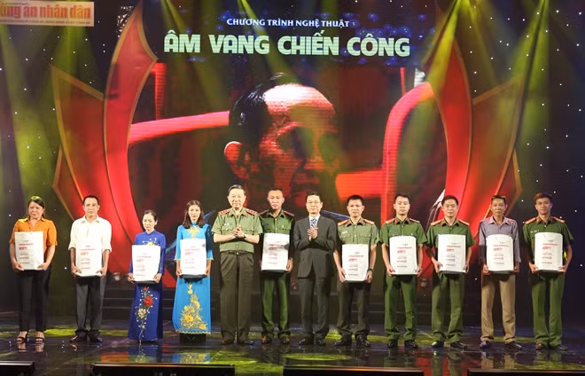 Tại chương trình nghệ thuật “Âm vang chiến công” do Báo CAND tổ chức, Bộ trưởng Bộ Công an Tô Lâm; Quyền Bộ trưởng Bộ Thông tin và Truyền thông Nguyễn Mạnh Hùng trao quà tặng đại diện gia đình các liệt sỹ Công an, gương điển hình trong phong trào bảo vệ an ninh Tổ quốc.