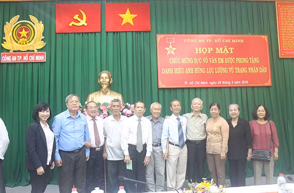 Anh hùng LLVTND Võ Văn Em cùng đồng đội, đồng chí trinh sát vũ trang B5, Ban ANT4 (thứ 5 từ phải sang).