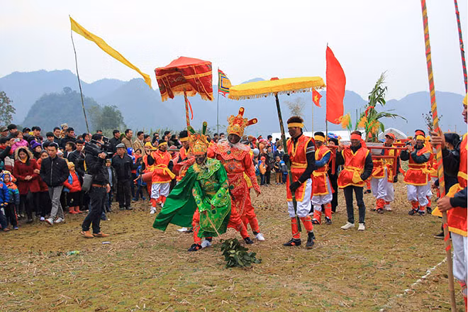Trong phần rước lễ vật có tích trò sỹ, nông, công, thương cùng binh lính biểu diễn suốt dọc đường đi.