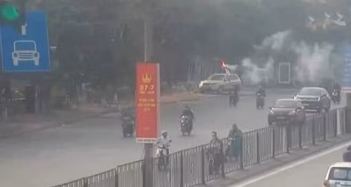 Xử lý 2 CĐV quá khích đốt pháo sáng trên đường phố