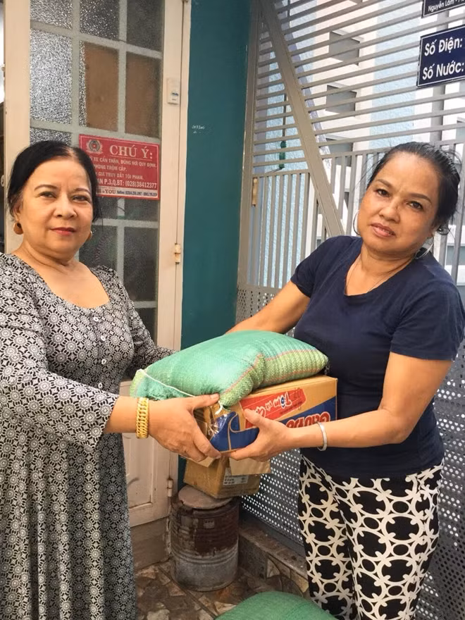 Thời gian rảnh, bà tới tận nhà phát quà cho người nghèo.