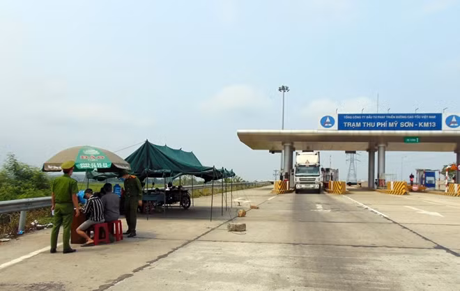 CBCS chốt kiểm soát, phòng chống dịch tại nút giao thông nối tuyến ĐT609 và cao tốc Đà Nẵng - Quảng Ngãi (xã Điện Hồng, thị xã Điện Bàn, tỉnh Quảng Nam) làm nhiệm vụ.
