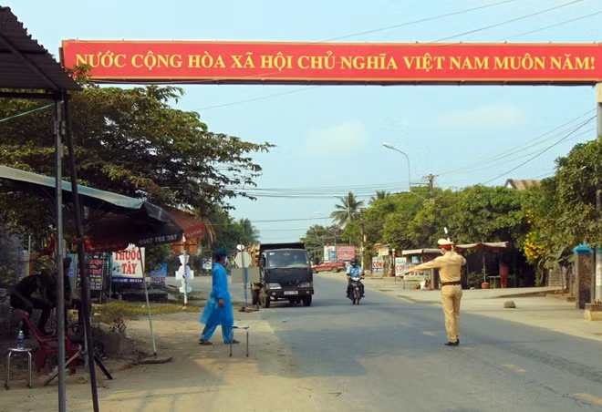 Lực lượng Công an tỉnh Quảng Nam nỗ lực chung tay ngăn ngừa sự lây lan của dịch bệnh.