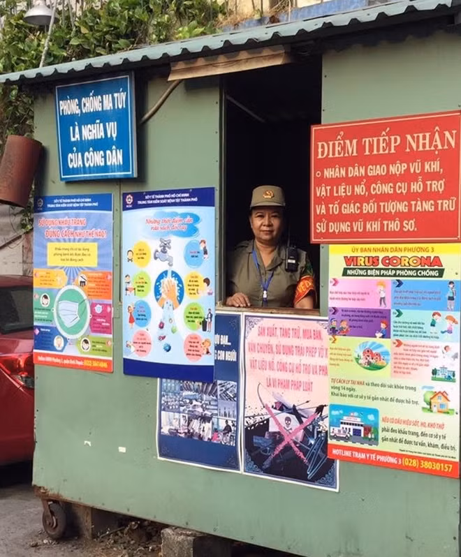 Mỗi ngày, bà Kim Chung đều có mặt rất sớm tại chốt trực Bảo vệ dân phố để kiểm tra, đôn đốc người dân phòng chống dịch bệnh.