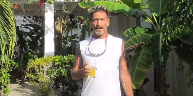 John McAfee trên "đảo thiên đường" Belize.