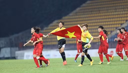 Chủ tịch Quốc hội Vương Đình Huệ chúc mừng thành tích của Đội tuyển bóng đá nữ Việt Nam ảnh 2