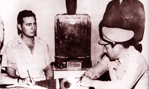 Lãnh tụ Fidel Castro bị thẩm vấn sau cuộc tấn công trại lính Moncada. Lãnh tụ Fidel Castro bị thẩm vấn sau cuộc tấn công trại lính Moncada.