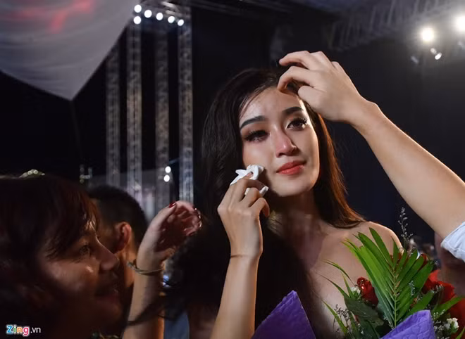 Huyền My khóc khi “trắng tay” tại cuộc thi Hoa hậu Hòa bình quốc tế 2017.