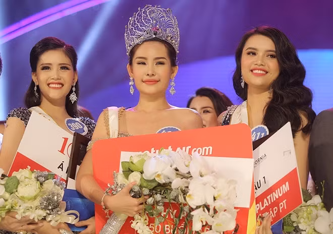 Trong nước, cuộc thi Hoa hậu Đại dương 2017 bị vướng tin đồn mua giải khi trao vương miện cho Lê Âu Ngân Anh.