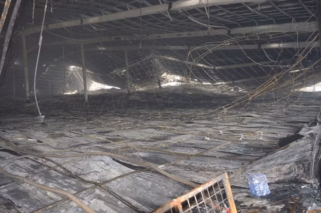 Khung cảnh của khu nhà xưởng rộng 10.000m² ở Công ty cổ phần May Nhà Bè Sóc Trăng trở nên tan hoang sau vụ cháy.