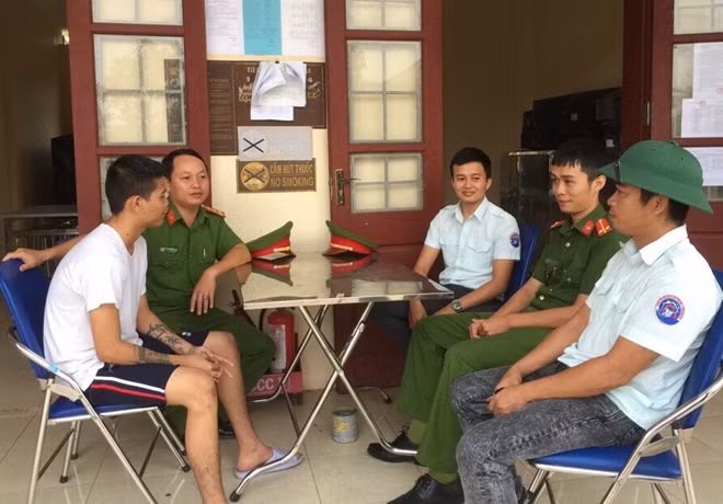 Công an phường 2, TP Đông Hà thăm hỏi, động viên một học viên cai nghiện ma túy tự nguyện tại Trung tâm Bảo trợ xã hội.
