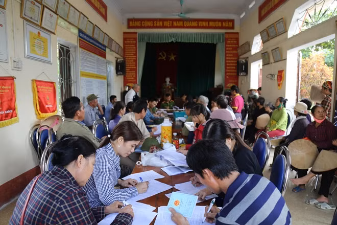 Bà con phấn khởi khi được cấp, đổi mới sổ hộ khẩu tại cơ sở xã Bình Khê.