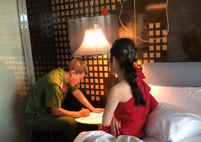 Cô gái bị bắt quả tang bán dâm cho khách.