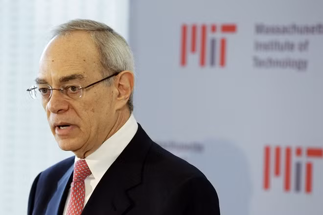 Hiệu trưởng trường MIT Leo Rafael Reif hy vọng sẽ thắng kiện và đạt được một lệnh hạn chế tạm thời, ngăn cản ICE thi hành quyết định mới.