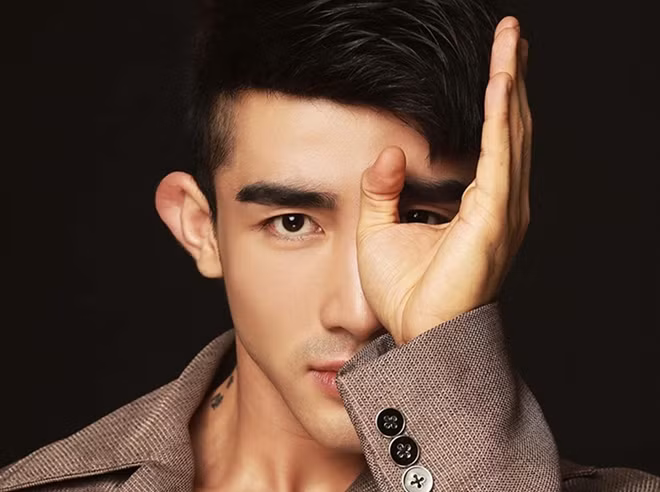 Hình ảnh Lục Triều Vỹ trên trang cá nhân.