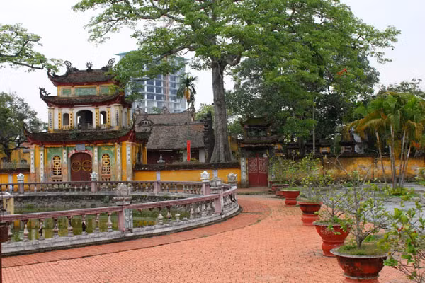 Di tích lịch sử văn hóa cấp quốc gia chùa Trung Hành đang bị xâm hại nghiêm trọng.
