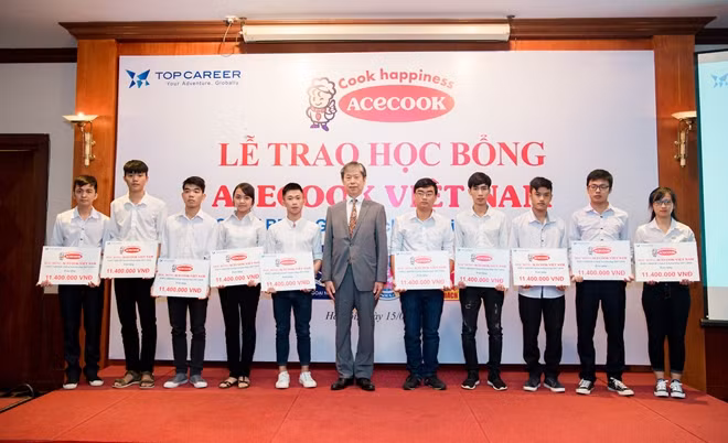 Đại diện công ty Acecook Việt Nam trao học bổng cho các sinh viên vượt khó.