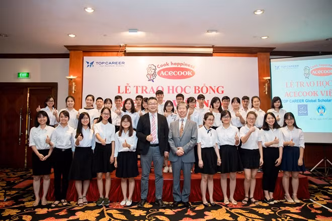 Ông Kato Kazuo - Giám đốc Khối Marketing chụp chung với các bạn sinh vien nhận học bổng năm nay.