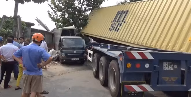 Một vụ TNGT do xe container tông vào xe tải trên đường Mỹ Phước Tân Vạn, TX Thuận An.