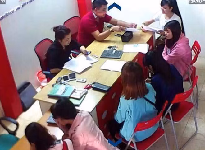 Rất nhiều bạn trẻ đến đăng kí dạy thêm.