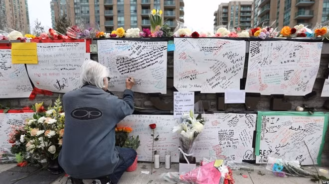 Người thân tưởng niệm các nạn nhân trong vụ tấn công ở Toronto.