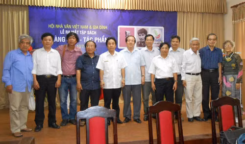 Nhà thơ Hữu Thỉnh cùng các nhà văn dự lễ chụp ảnh lưu niệm với thân nhân cố họa sỹ, nhà thơ Hoàng Hữu. Nhà thơ Hữu Thỉnh cùng các nhà văn dự lễ chụp ảnh lưu niệm với thân nhân cố họa sỹ, nhà thơ Hoàng Hữu.