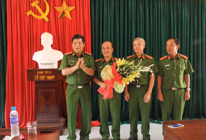Lãnh đạo Công an tỉnh Cao Bằng khen thưởng đơn vị phá án.