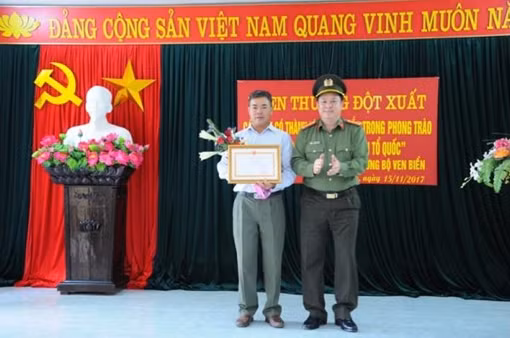 Khen thưởng quần chúng tích cực tham gia phòng chống tội phạm