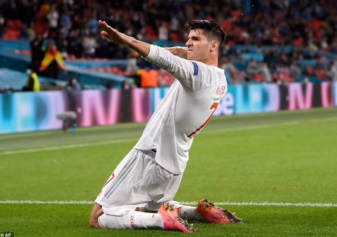 Morata từ người hùng hóa tội đồ...