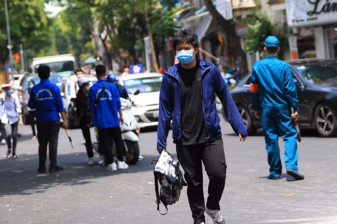 Đa số các thí sinh được phụ huynh đưa tới trường bằng xe máy, rất nhiều em dùng áo chống nắng trong đó có cả các thí sinh nam.