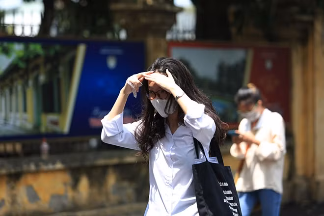 Nắng khá gắt nên nhiều thí sinh đặc biệt là thí sinh nữ cố gắng di chuyển để vào sân trường...