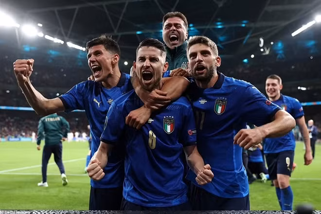 Italia giành quyền vào chơi trận chung kết sau trận đấu nghẹt thở.