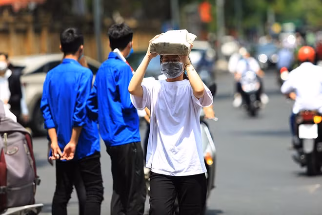 Một số em lấy cả cặp che nắng.