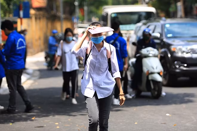 Thời tiết ngày hôm nay có nắng nhiều và khá oi, nhiều thí sinh sau khi được đưa tới cổng trường đã nhanh di chuyển vào trong điểm thi.