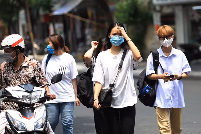 Dù mới hơn 13 giờ chiều tại cổng trường THPT Chu Văn An đã xuất hiện nhiều thí sinh và phụ huynh.