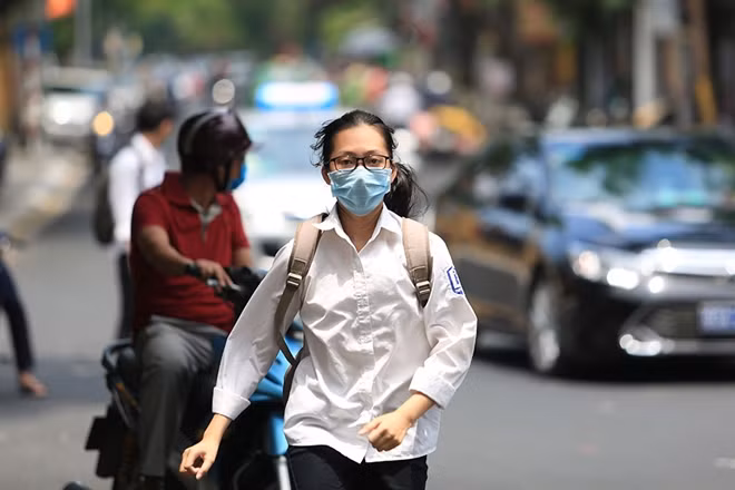 Nắng khá gắt nên nhiều thí sinh đặc biệt là thí sinh nữ cố gắng di chuyển để vào sân trường...