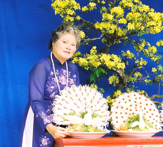 Nghệ nhân ưu tú Tôn Nữ Thị Hà, chuyên gia ẩm thực cung đình nổi tiếng.