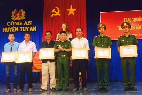 Đại tá Nguyễn Trung Nghĩa – Phó Giám đốc Công an tỉnh Phú Yên trao giấy khen cho các cá nhân. Đại tá Nguyễn Trung Nghĩa – Phó Giám đốc Công an tỉnh Phú Yên trao giấy khen cho các cá nhân.
